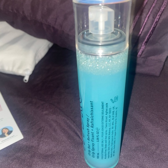 Milk makeup Hydro Grip Set + Refresh Spray
hydrating setting spray - Picture 4 of 13